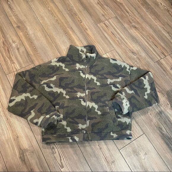 American Eagle Cropped Camo Sherpa Jacket M - Picture 1 of 5